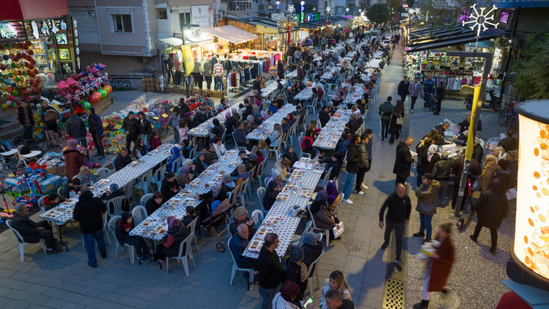 Buca’da kentin kalbinde iftar sofraları kuruldu